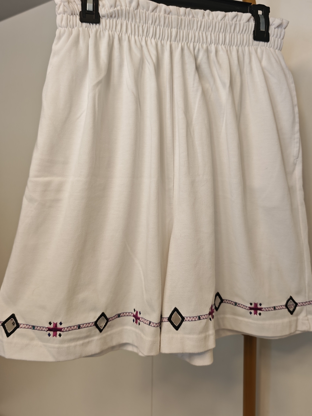 High-Rise White Embroidered Hem Shorts Women Large Elastic Waist Pocket Boho